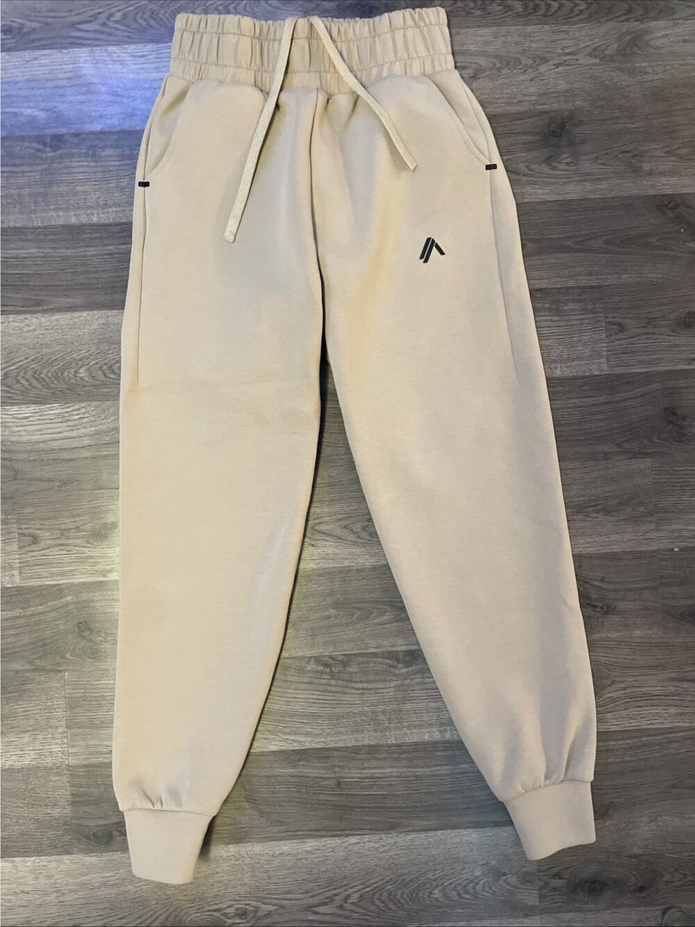 ALPHALETE ELMTS Relaxed Cuffed Joggers Size Small Vanilla Cream Sweatpants LDB